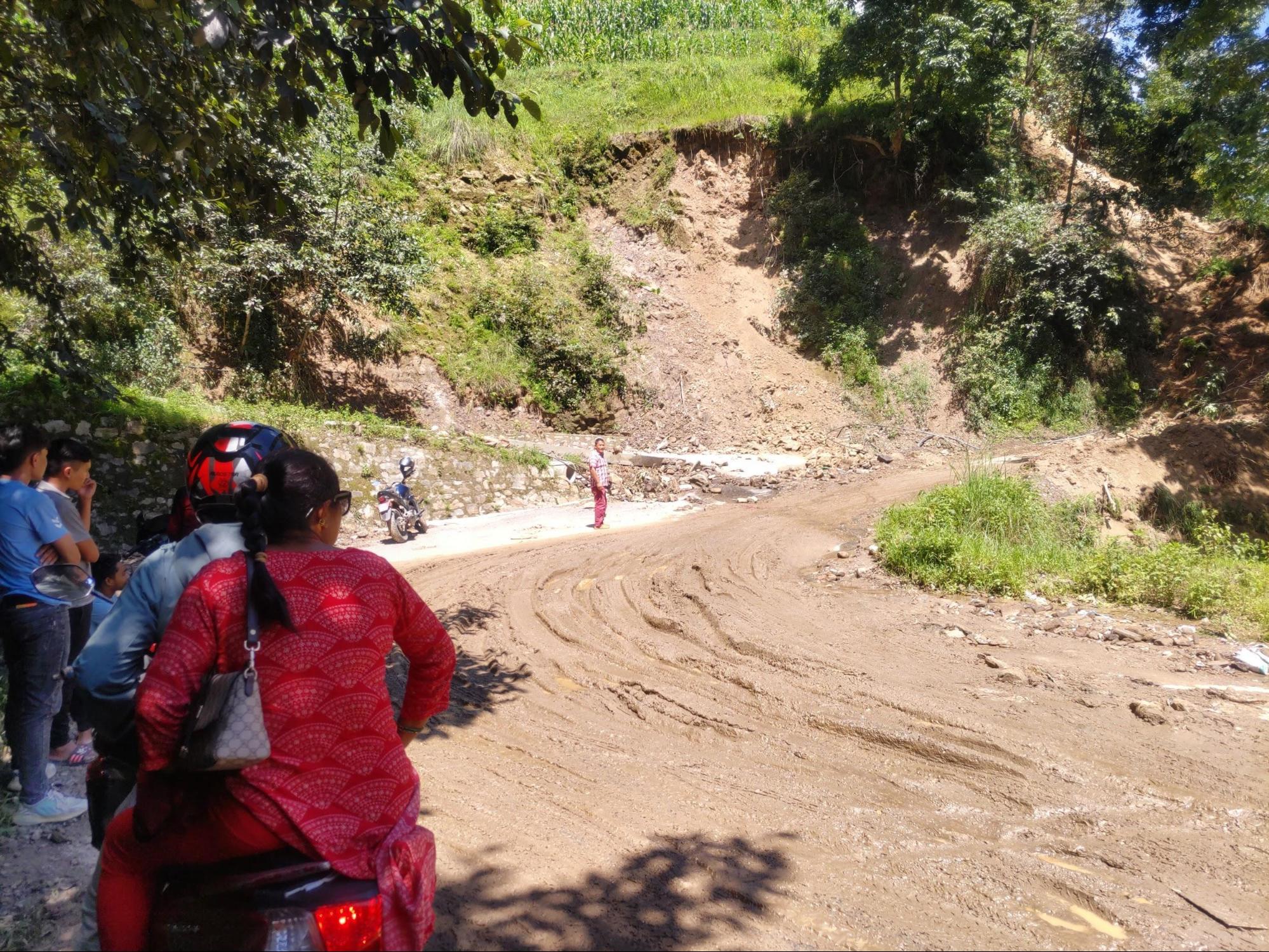 筆者が実際に見たネパールの道路事情が垣間見える光景（提供=筆者）