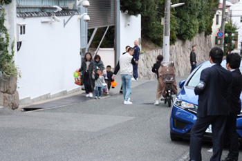 山口組のハロウィーンに夢中な子供たち、見守る神戸市民の複雑な心境(上)