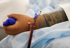 米FDA、新型コロナ重症者への回復期血漿療法を許可