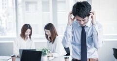 「笑ってるからいいと思った…」【職場いじり】で「信頼を失う上司」と「いじられて嬉しい上司」の決定的な違い