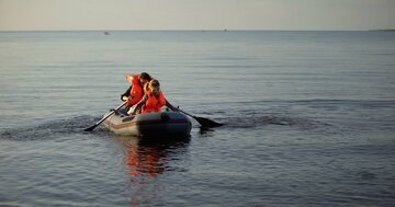 【薄いゴム一枚で海と隣合せの恐怖】最上級のスリルと人生模様を味わう「漂流もの」・ベスト1