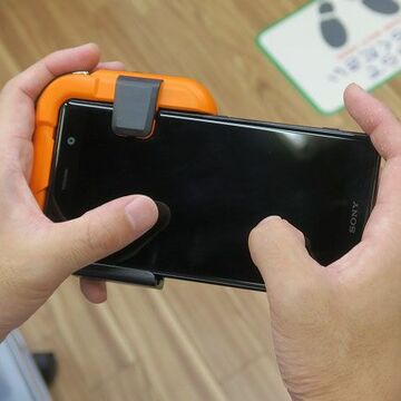 珍しい左手用のスマホ用グリップ! コンパクトながらトリガーボタン付き