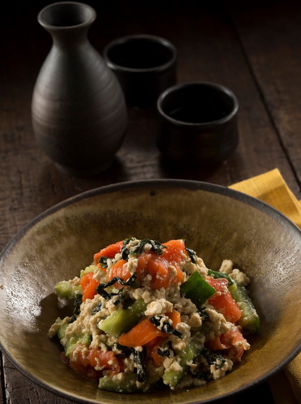 【忙しい人に贈る“晩ご飯レシピ”】スモークサーモンの豆腐白和えサラダ