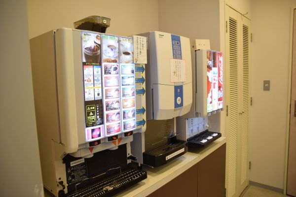 JALラウンジのドリンクコーナー
