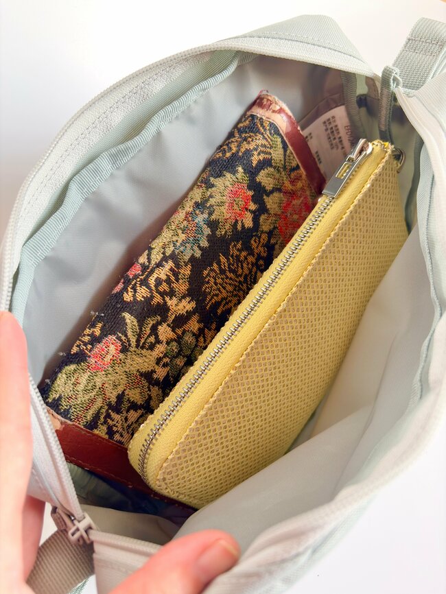 「他のバッグは全く使わなくなりました」無印良品の“めちゃ軽ショルダー”が理想的すぎる！「すごく軽いし、長財布も入る」「スマホをサッと入れられて便利」