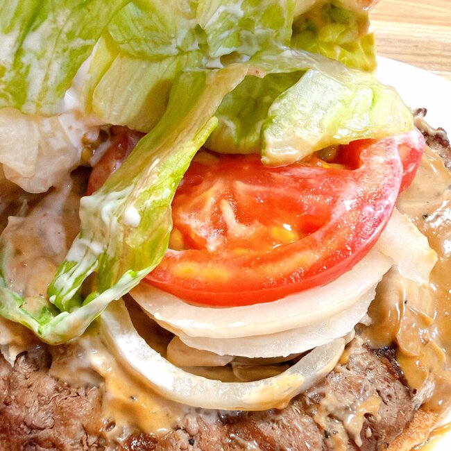 「美味しすぎて100個食べたい」バーガーキングの“豪快すぎる限定バーガー”が絶賛の嵐！「1番うまいやつ」「一生やってくれませんか？」《実食レビュー》