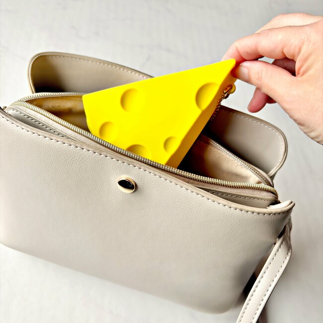 「買わずにはいられなかった」「ふつーに衝動買いしたわ」タリーズ×トムとジェリーの“チーズみたいなポーチ”エコバッグ付きで可愛すぎる…！