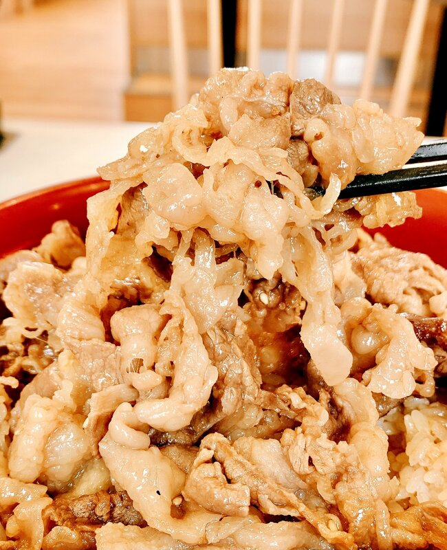 「すき家の丼のなかで1番好き」「うますぎて泣いた」すき家の“よくばりメニュー”お肉たっぷりでご飯が見えない！「週10は食べたい」