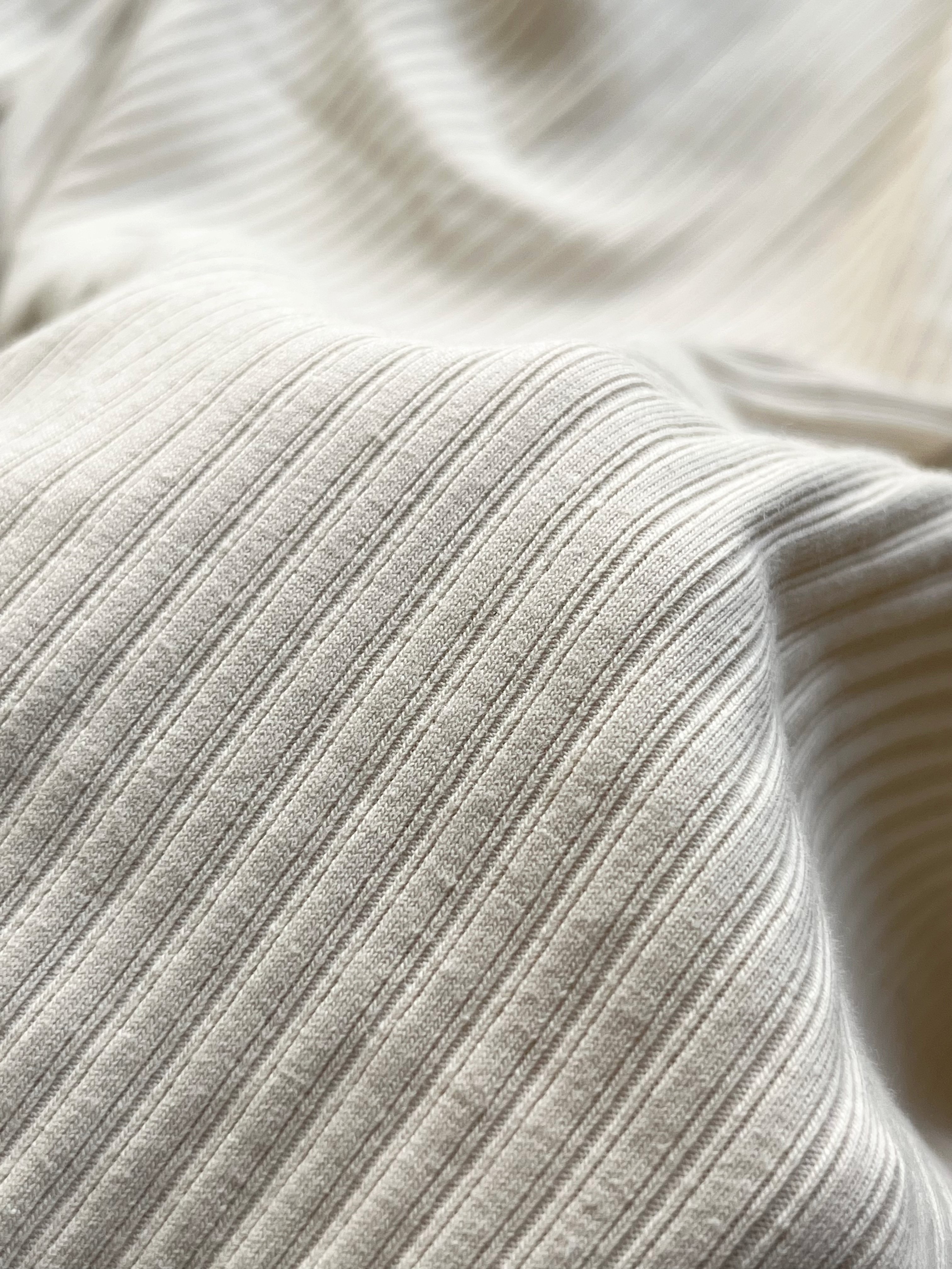 「色違いで4枚目の購入です」ハニーズの“1680円トップス”ポカポカなのに着膨れしなくて感動！「袖のフリルが可愛い」「着心地が本当に良くてリピ」