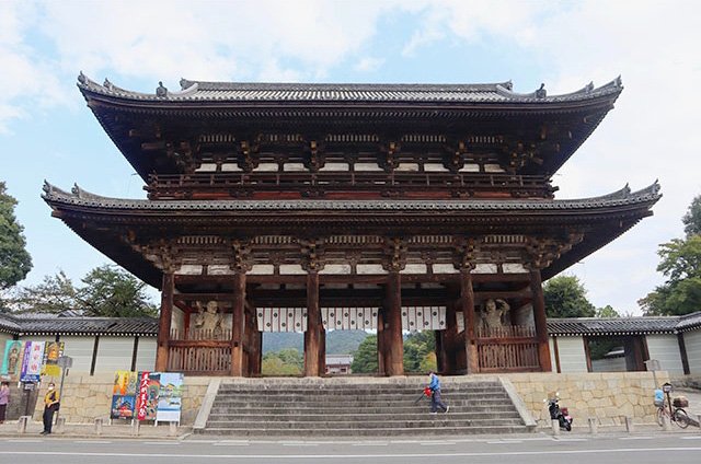 一帯が「仁和寺御所跡」として国の史跡に指定されている仁和寺