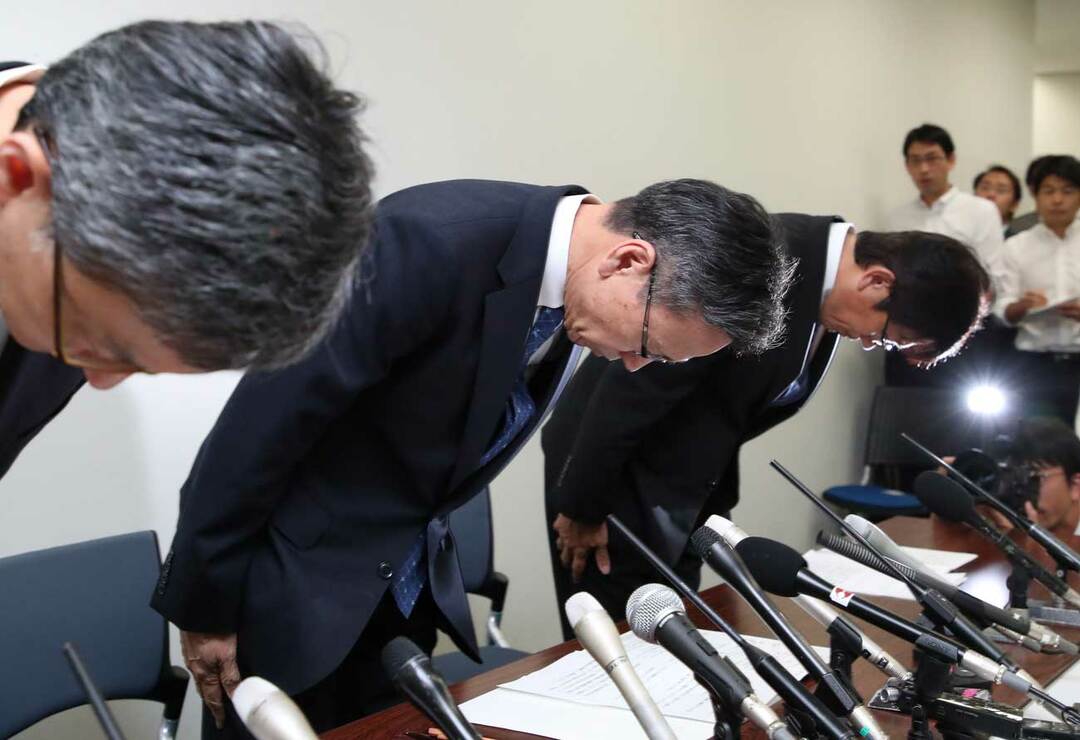 記者会見で頭を下げる関西電力社長ら