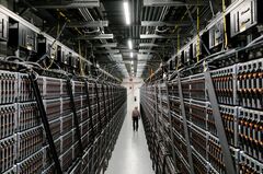 データセンター銘柄、ハイテク大手より優位に