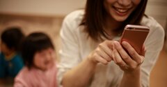 「コミュ力が低い子」の親が無意識で繰り返している“NG習慣”とは？