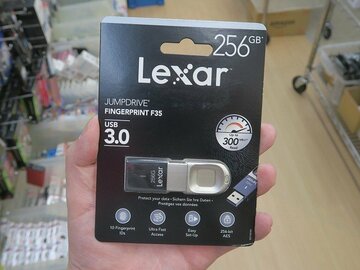 指紋で中身をロックできる最大256GBのUSBメモリー