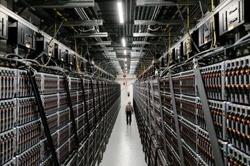 データセンター銘柄、ハイテク大手より優位に