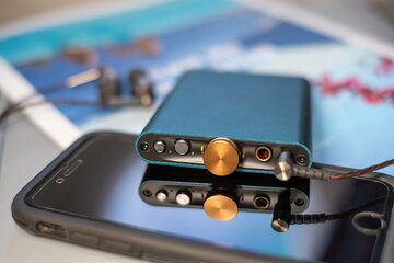 小型薄型で4.4mmバランスやMQAにも対応したポタアン「hip-dac」が本日発売、価格1万9800円