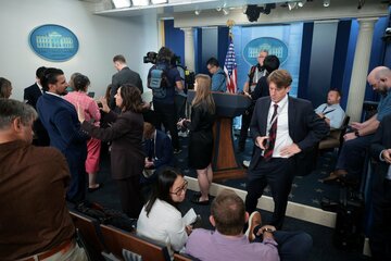 メディア3社、米ホワイトハウス入り拒否される　記者証も没収