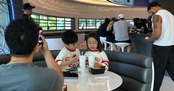 テスラがレストランをオープン！3時間待ちでゲットした「テスラ・バーガー」の味は？〈米国〉
