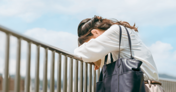 育休を終えた30代女性、職場復帰したら降格に……。これってマタハラになる?