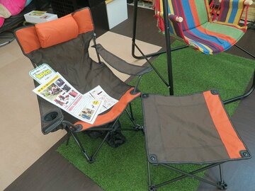 持ち運べてベッドにもなる折りたたみ式4-in-1アウトドアチェア