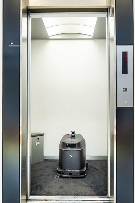 自らエレベーターを操作し、指定箇所に移動して掃除を行うロボット掃除機