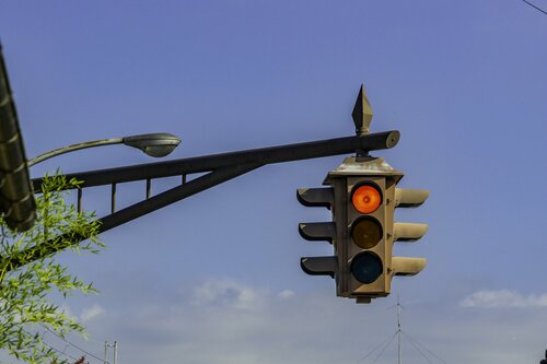 赤信号なのに「全方向に矢印点灯」はなぜ？→識者が教える「青信号との違い」が目からウロコだった！