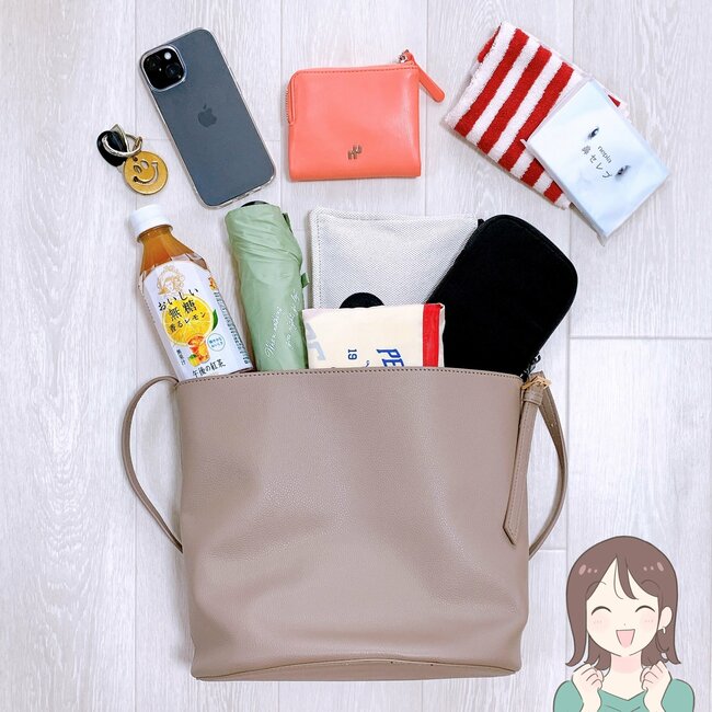 3COINSの「荷物がたっぷり入るショルダーバッグ」ペットボトルを立てて収納できて便利！シンプルだから長く愛用できそうです！《購入レビュー》