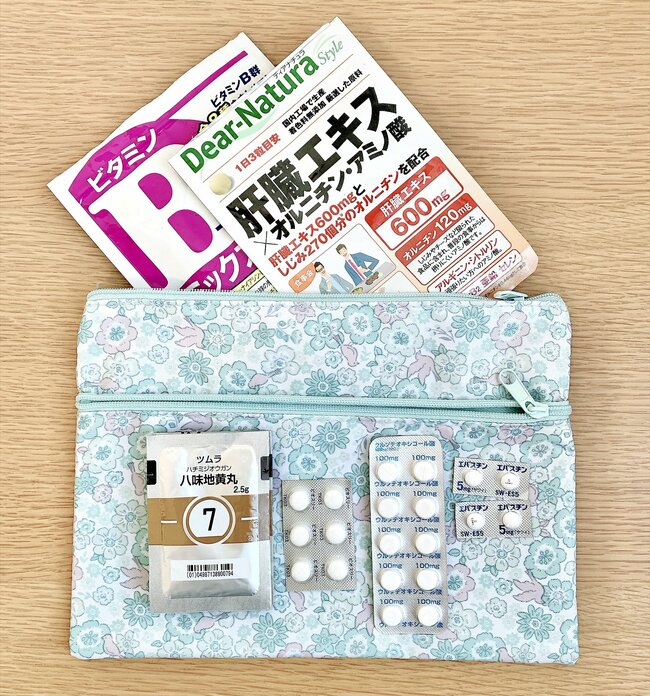 おくすり手帳と診察券50枚がスッキリ！セリアで見つけた「仕分けポーチ」が通院グッズ入れにピッタリだった！《購入レビュー》