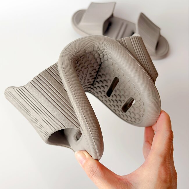 「再販でやっと買えた！」3COINSの“天才が考えたスリッパ”両方から履けて便利すぎる！「すごいアイデア」「ストレスが無くなりました！」