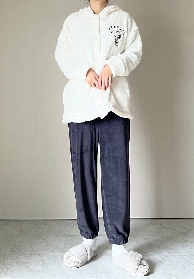 「可愛すぎて大満足」GU×スヌーピーの“ふわもこパーカ”が毛布みたいな暖かさ!「家では手放せない」「お尻から首元まであったかい!」