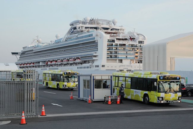 予定されていた下船が終わり、クルーズ船「ダイヤモンド・プリンセス」を離れる輸送用のバス（2月21日撮影）