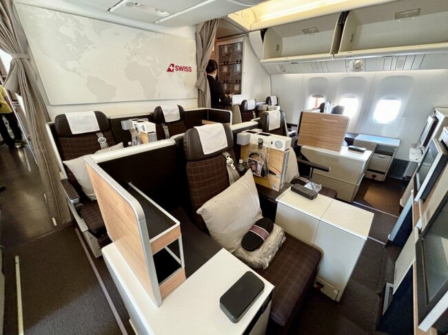 ビジネスクラスの中央部は左右に余裕がある