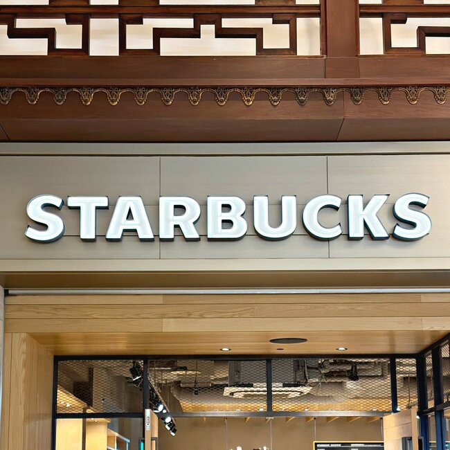 【スタバ】「探し回って5店舗目で発見」ハロウィン限定の“めちゃかわグッズ”ドリンク券付きで嬉しい！「猫耳､可愛い〜」「買うに決まってる！」《購入レビュー》