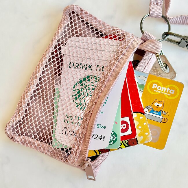 「4件目でやっと見つけた」「ようやく買えた」セリアの“天才すぎるポーチ”ミニ財布がわりに使えて便利！「散歩とかちょっと出るときに便利」