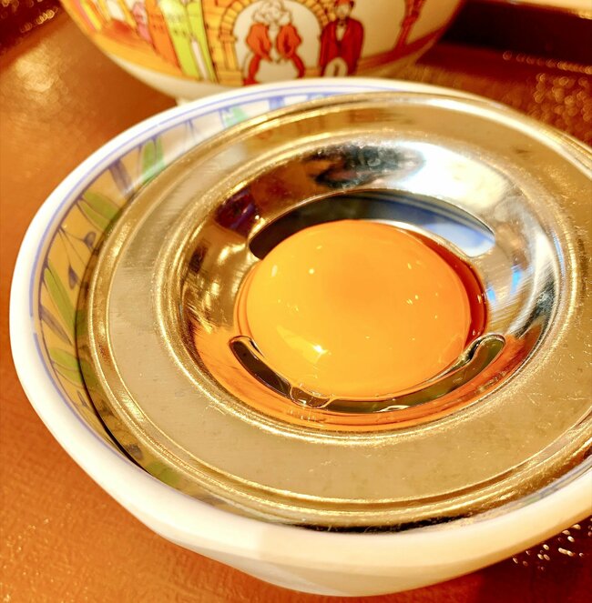 もう普通の牛丼に戻れないかも…すき家の“よくばり限定メニュー”生卵もセットになってて贅沢すぎる！「完璧な味」「すき家で1番好きかも」「具沢山で美味しかった」《実食レビュー》