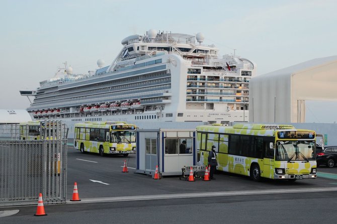 予定されていた下船が終わり、クルーズ船「ダイヤモンド・プリンセス」を離れる輸送用のバス(2月21日撮影)