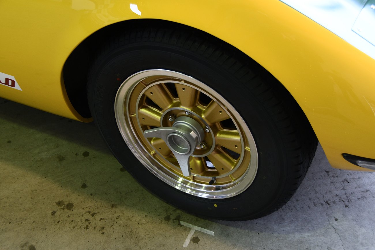トヨタ2000GTスピードトライアル車レプリカ　ホイールはナットではなくホイールススピンナーを使ったセンターロック式