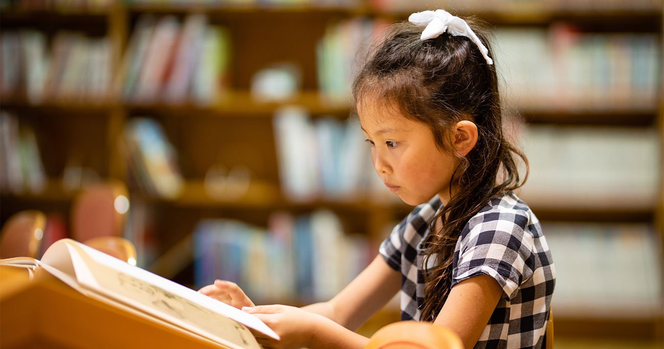 本を読む女の子