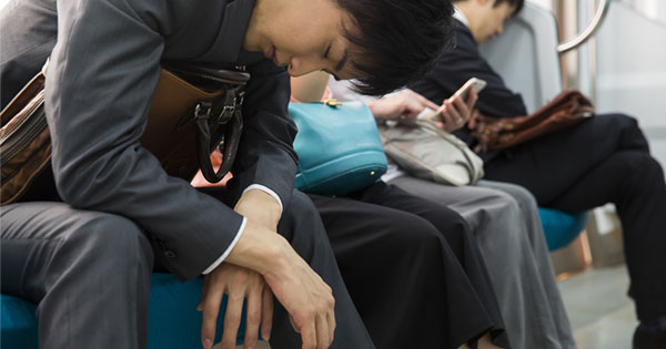 混んだ電車で足を組んで座る人 電車内 座席マナー のイライラ あなたをモヤモヤさせるｂ級新常識 ダイヤモンド オンライン