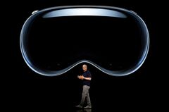 アップル「Vision Pro」 慎重な消費者を取り込めるか