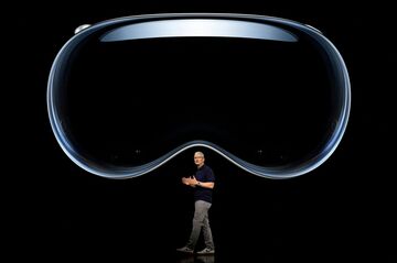 アップル「Vision Pro」 慎重な消費者を取り込めるか