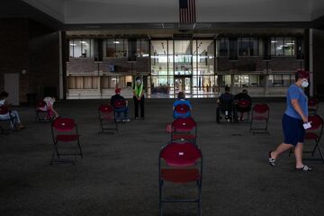 ワクチン追加接種、われ先に飛びつく米国人