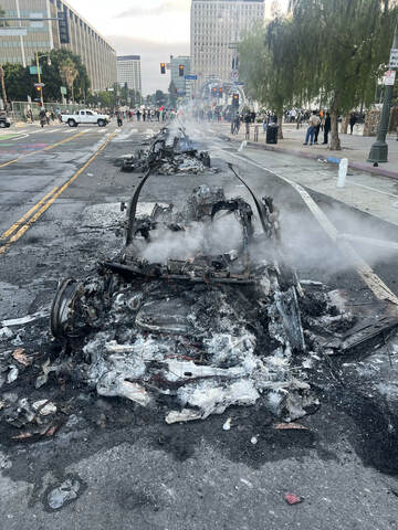 LA抗議デモ、ウェイモの自動運転タクシーが標的に
