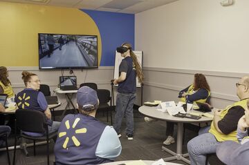 VRで人事考課? ウォルマート昇進判断に活用