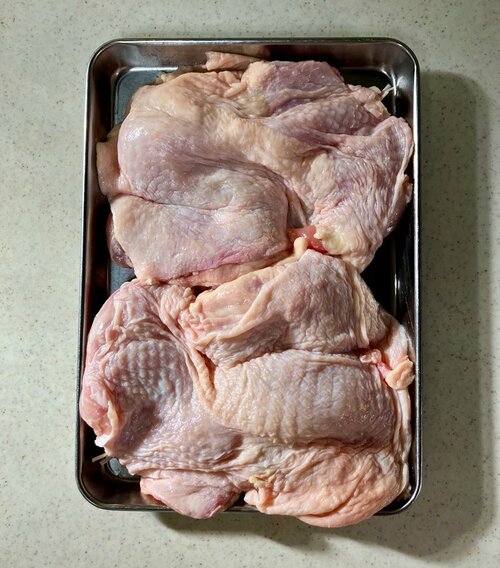 1. 鶏のもも肉は水分を拭き、余分な脂肪や筋を取り除き、厚みのある部分を包丁で開く。