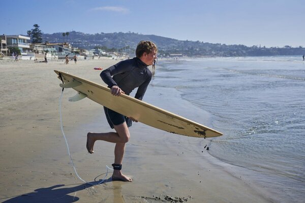 仕事の後にサーフィンをするキンズラーさん。新しい仕事の多くをリアルタイムで学んでいる