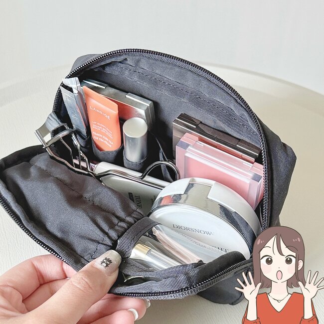 「ガバっと開いて使いやすい！」無印良品の“大容量ポーチ”コスメをまるっと収納できて頼りになる！「使いたいものが一目で分かる」「メイク品が全て収まって満足」