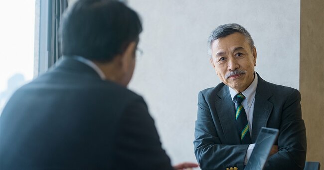 オフィスでミーティングするビジネスパーソン