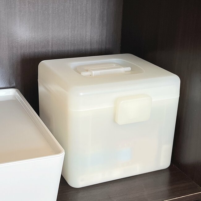 薬がたっぷり入って便利！3COINSの“オシャレ大容量ボックス”何個も欲しくなる優秀さです！「透け感がカワイイ」「たくさん入ります」