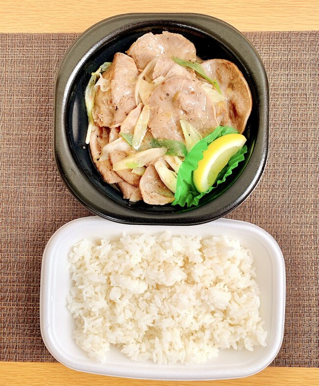 いくらなんでも盛りすぎだよ…！ほっともっとの“よくばりメニュー”お肉2倍盛りのインパクトがすごすぎる！「うますぎる」「リピ確」「神とさせていただきます」